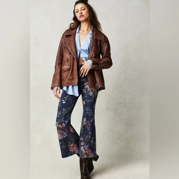 šLAST ONE! FREE PEOPLE Youthquake Printed Crop Flare Jeans Navy Combo - Picture 7 of 14